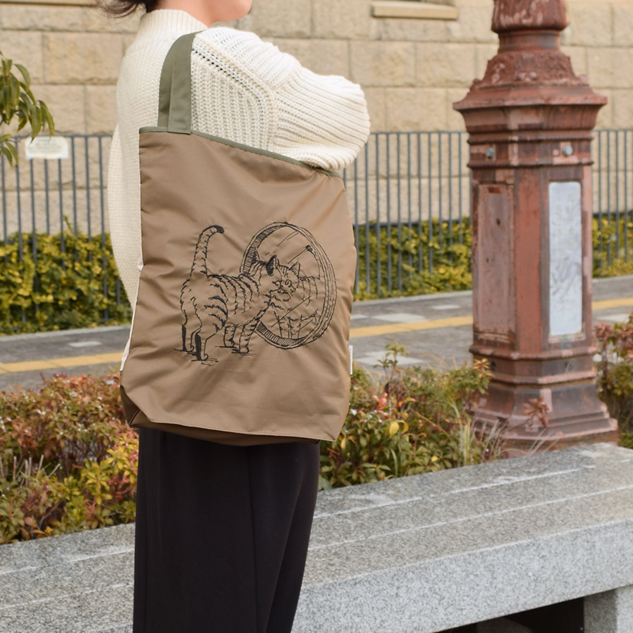 ハラミチヨ「鏡のぞきネコ」刺繍 防水・撥水トートバッグ