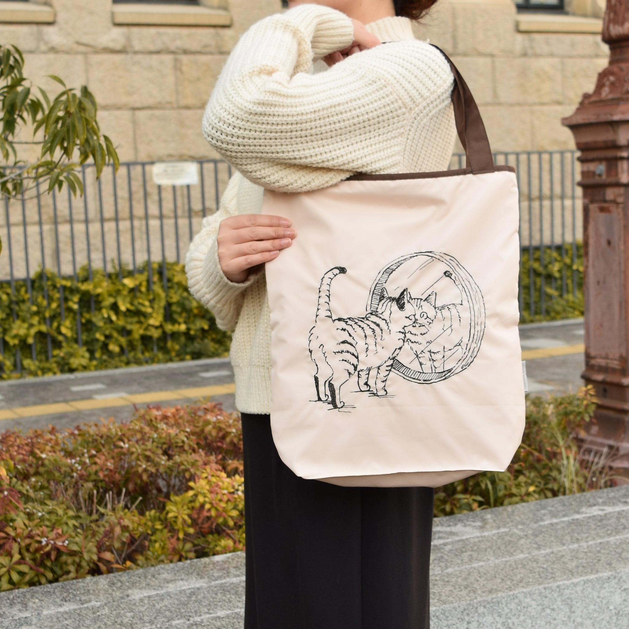 ハラミチヨ「鏡のぞきネコ」刺繍 防水・撥水トートバッグ