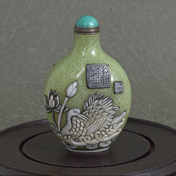 蓮花の中に遊ぶ鶴たち 鼻煙壺211007