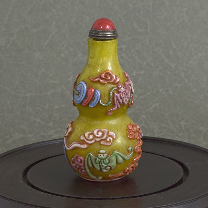 壺の瑞雲の中に飛ぶ蝙蝠 鼻煙壺211010