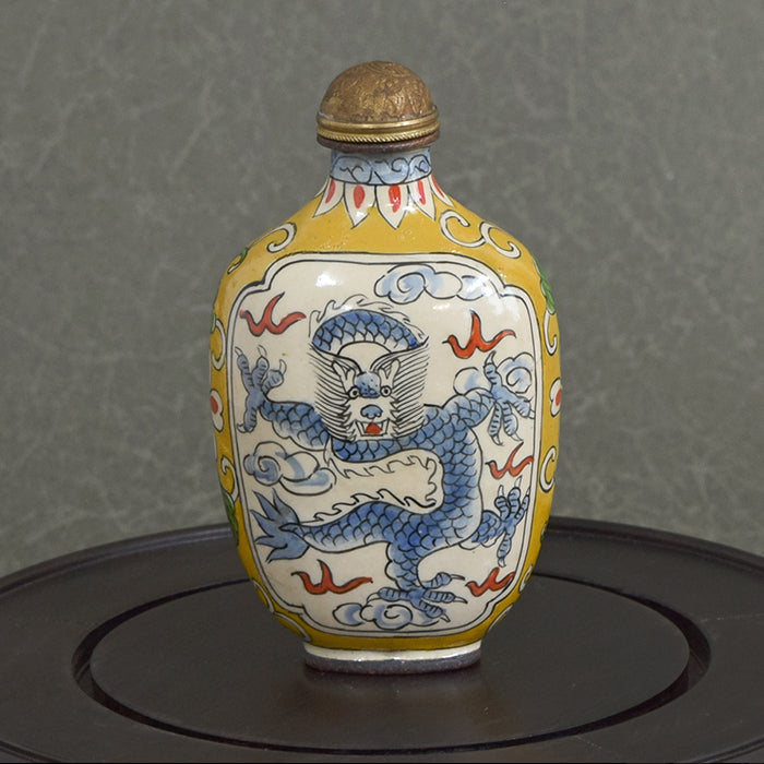 勇壮な龍が躍る 鼻煙壺211027