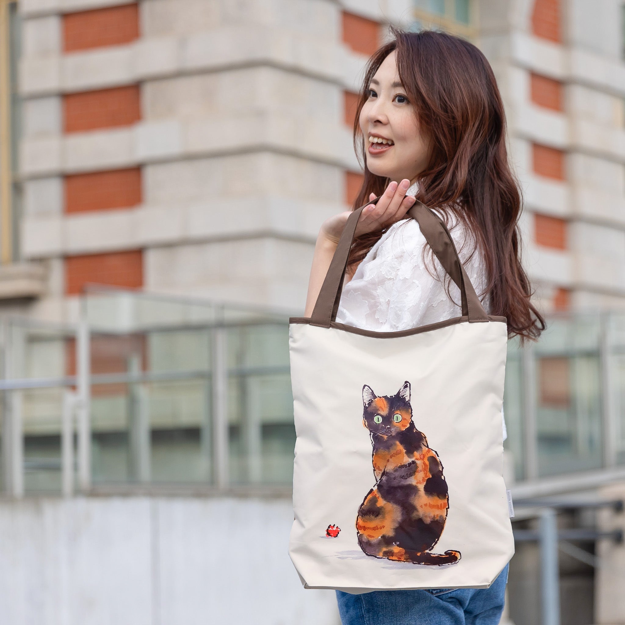 ハラミチヨ「サビにゃん」プリント 防水・撥水トートバッグ Mサイズ