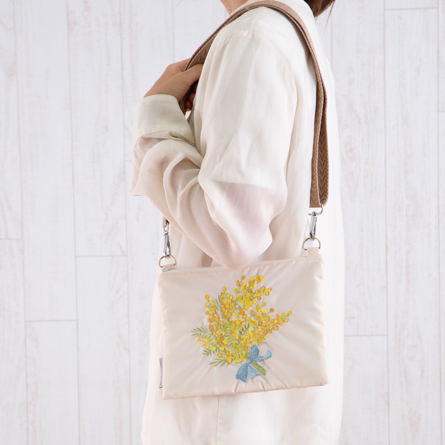 ミモザ刺繍 防水・撥水サコッシュ