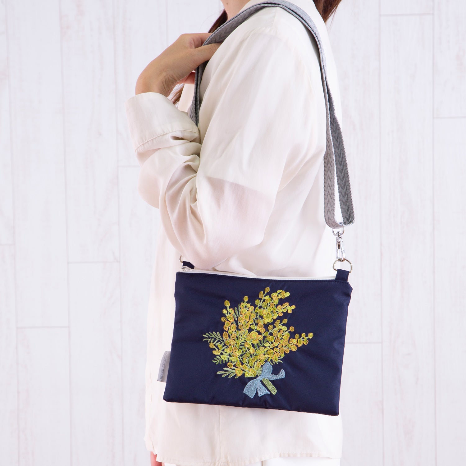 ミモザ刺繍 防水・撥水サコッシュ