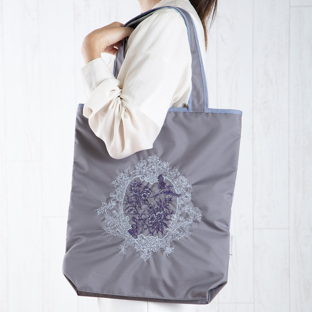 トワルドジュイ刺繍 防水・撥水トートバッグ|軽量・ファスナー付き ツインプロテクト®
