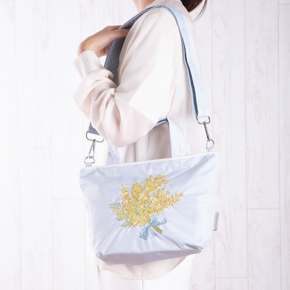 ミモザ刺繍 防水・撥水ショルダートートバッグ