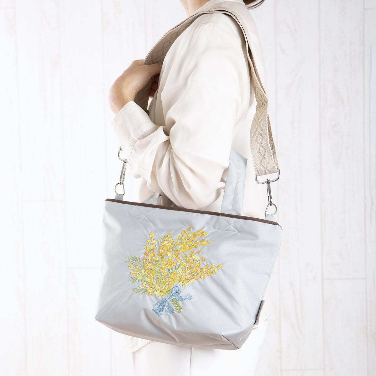 ミモザ刺繍 防水・撥水ショルダートートバッグ