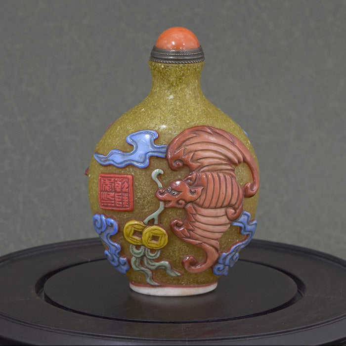 マルチなカラーで描かれた 吉祥蝙蝠 鼻煙壺210910