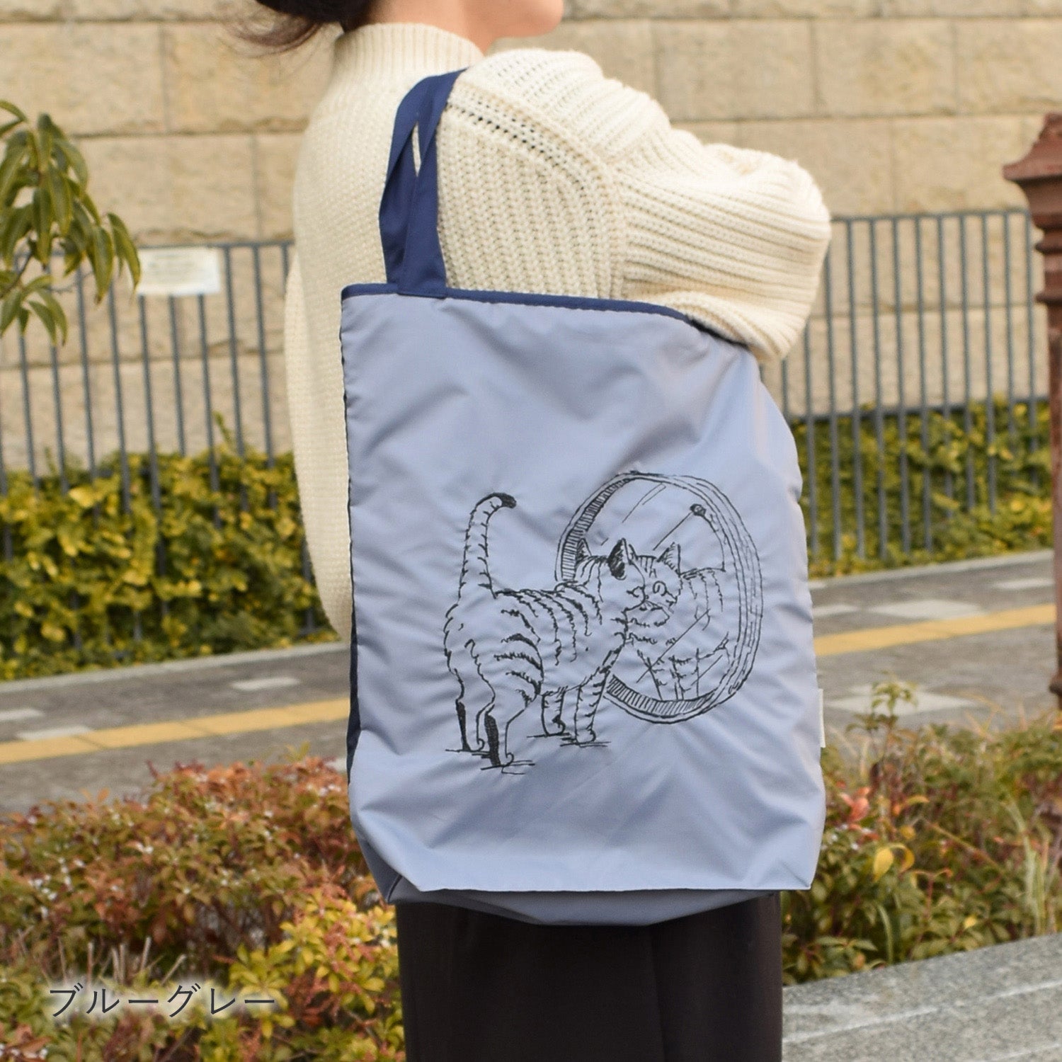 ハラミチヨ「鏡のぞきネコ」刺繍 防水・撥水トートバッグ