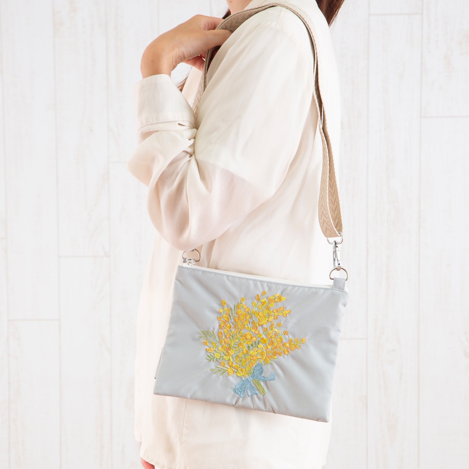 ミモザ刺繍 防水・撥水サコッシュ