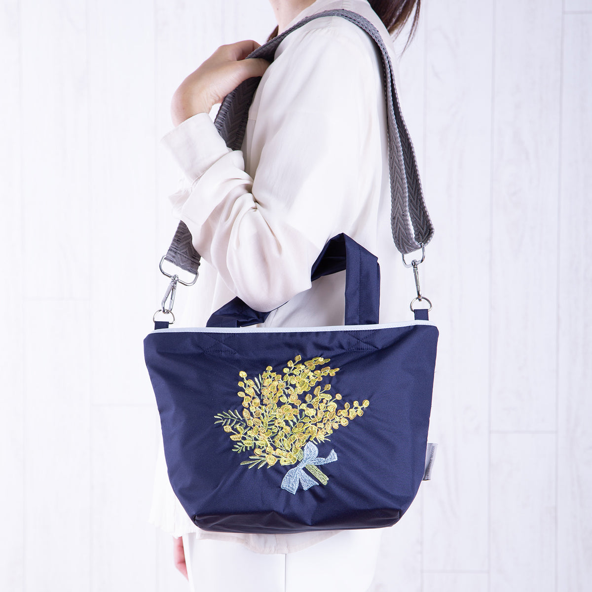 ミモザ刺繍 防水・撥水ショルダートートバッグ